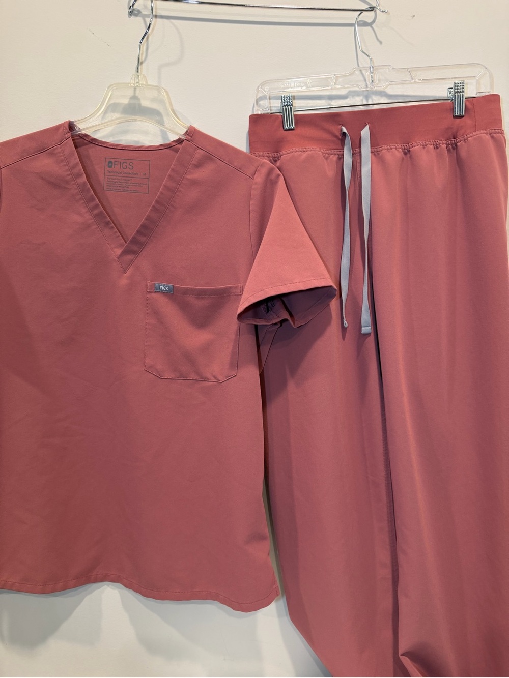 FIGS Women's Scrub Set in Dusty Rose - Catarina Top M & Livingston Pants M